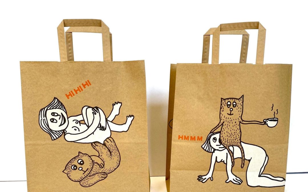 Sexistes ou artistiques, les sacs Migros divisent