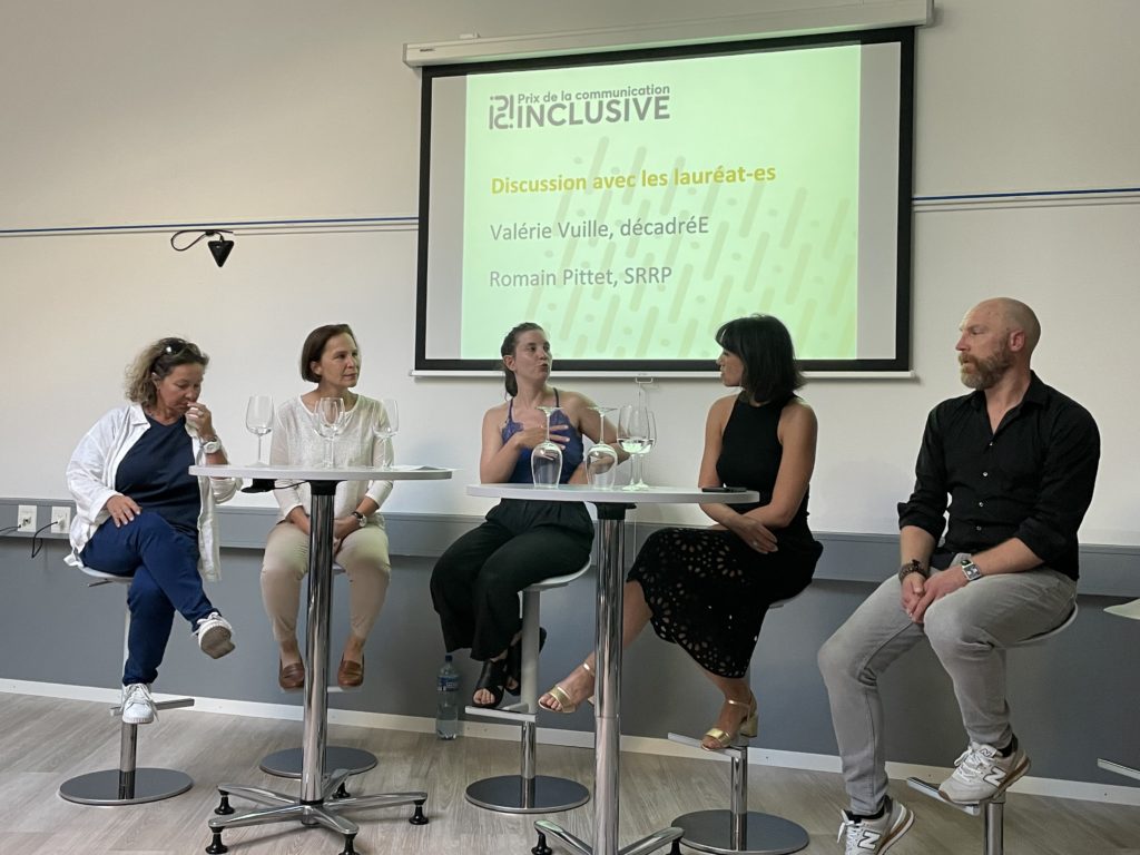 Valérie Vuille, décadréE, et Romain Pittet, Société Suisse des Relations Publiques, en discussion avec les représentantes des institutions lauréates de l'édition 2023 du prix.