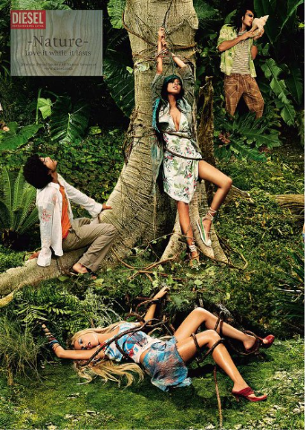 Publicité de la marque Diesel mettant en scène 2 hommes et 2 femmes. Les femmes sont plus dénudées et représentées dans des postures lascives ainsi qu'attachées par des lianes.