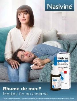 Publicité de Nasivine mettant en scène un homme avec le nez rougit et irrité couché sur les jambes d'une femme assises vraisemblablement agacée. La publicité est accompagnée du slogan "Rhume de mec ? Mettez fin au cinéma.".